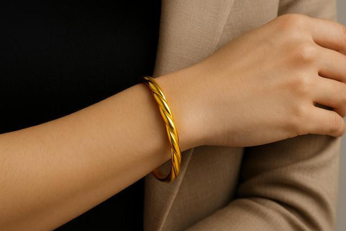 8 Inspirasi Gelang Emas Polos 24K, Fashion Item yang Enggak Pernah Ketinggalan Zaman