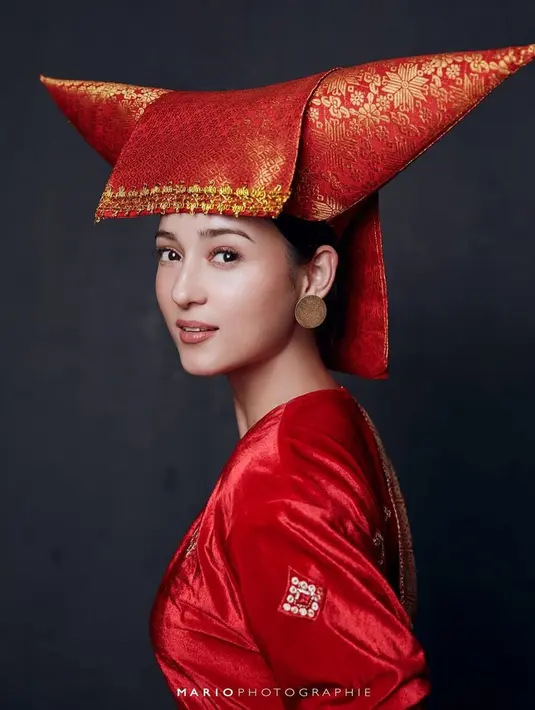 Pemilik nama lengkap Julie Estelle Gasnier ini selalu tampil memukau saat pemotretan. Kali ini, ia tampil dengan busana berbeda. Pemain film Filosofi Kopi ini terlihat memesona dengan baju adat berwarna merah. (Liputan6.com/IG/@julstelle)