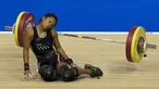 Atlet angkat besi putri Venezuela, Rodriguez Gomez, pingsan saat mengangkat barbel seberat 106 kg, hingga langsung ambruk saat bertanding di Pan Am Games, Ontario, Kanada, 12 Juli 2015. (Dailymail)