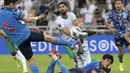 Gelandang Jepang, Wataru Endo menembak bola dari kawalan pemain Arab Saudi, Abdullah Madu dan Saleh Al-Shehri selama kualifikasi grup B zona Asia Piala Dunia Qatar 2022 di Stadion King Abdullah Sports City, Jeddah, Arab Saudi, Kamis (7/10/2021). Arab Saudi menang tipis atas Jepang 1-0. (AP Photo)