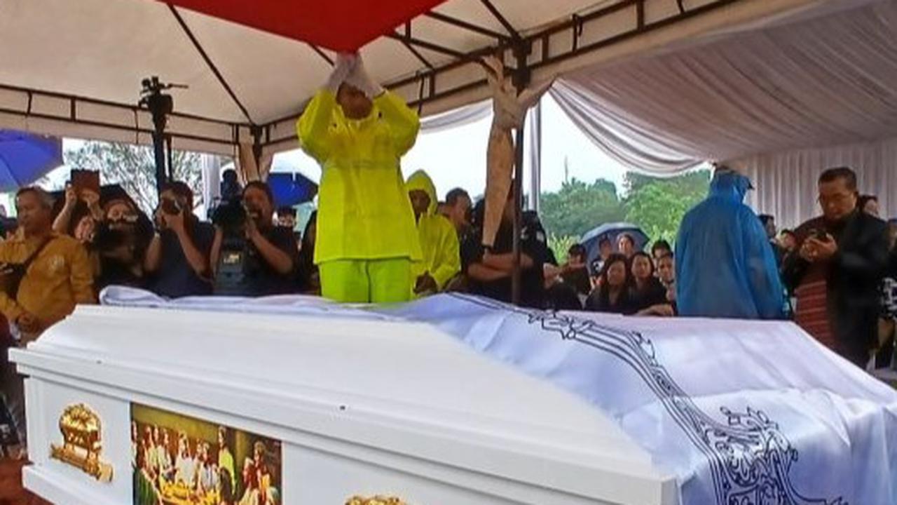 Suasana Haru Iringi Pemakaman Staf KBRI Lima, Zetro Leonardo Purba