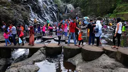 Keindahan objek wisata Baturraden yang terletak persis di kaki Gunung Slamet, Jawa Tengah, menarik minat sejumlah wisatawan untuk berkunjung di liburan pasca Idul Fitri, (31/7/2014). (Liputan6.com/Andrian M Tunay)