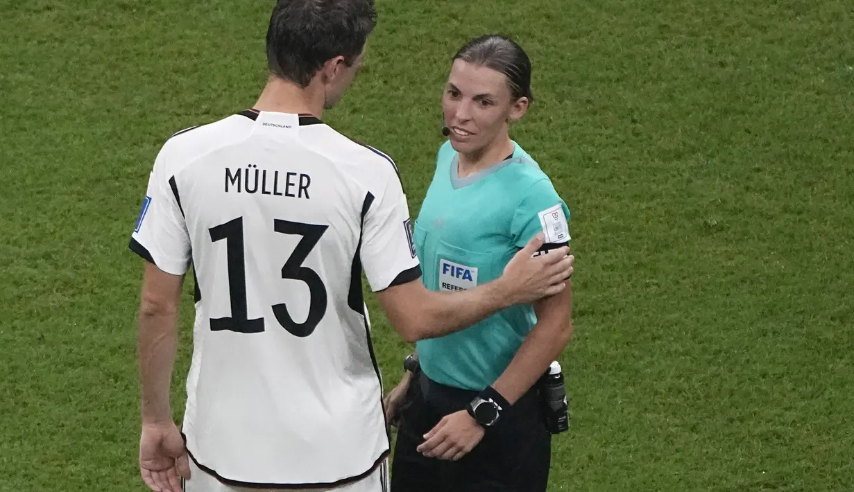 Wasit Stephanie Frappart dari Prancis berbicara dengan penyerang Jerman, Thomas Mueller selama pertandingan grup E Piala Dunia 2022 antara Kosta Rika dan Jerman di Stadion Al Bayt di Al Khor, Qatar, Jumat, 2 Desember 2022. Pada Maret 2021, ia menjadi wasit wanita pertama yang memimpin Kualifikasi Piala Dunia putra saat Belanda mengalahkan Latvia 2-0 di Amsterdam. (AP Photo/Ariel Schalit)