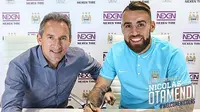 Pemain baru Manchester City, Nicolas Otamendi menandatangani kontrak bersama The Citizens di Manchester, Kamis (20/8/2015). (Twitter/Manchester City)
