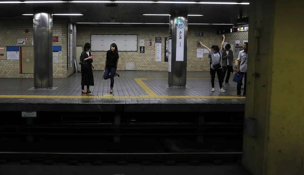 Penumpang menunggu kereta bawah tanah Nagoya, Jepang (23/9/2019). Stasiun Nagoya melayani Tōkaidō Shinkansen dan jaringan kereta api regional yang dioperasikan JR Tōkai, Meitetsu, dan Kintetsu. (AP Photo/Christophe Ena)