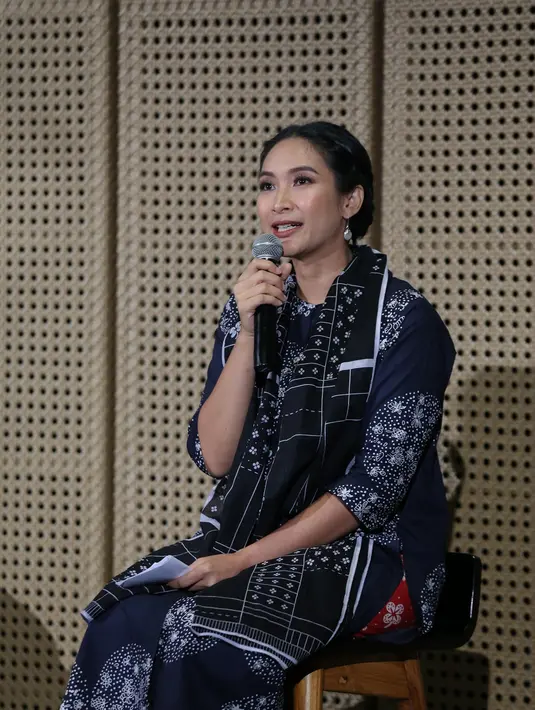 "Kalau perempuan hamil enggak ngidam sih lebih seram juga ya. Lebih bagus ngidam. Ya lancar semua. Kalau ngidam ya diikuti saja," ujar Happy Salma saat ditemui di Grand Indonesia, Thamrin, Jakarta Pusat, Rabu (18/4/2018).  (Daniel Kampua/Bintang.com)