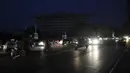Pengendara sepeda motor dan mobil berkendara di jalan selama pemadaman listrik nasional, di Lahore, Pakistan, Senin, 23 Januari 2023. Lampu-lampu lalu lintas dan layar komputer tampak gelap di Pakistan pada Senin (23/1) setelah pemadaman listrik di seluruh penjuru negara itu karena gangguan besar pada jaringan listrik nasionalnya. (AP Photo/K.M. Chaudary)