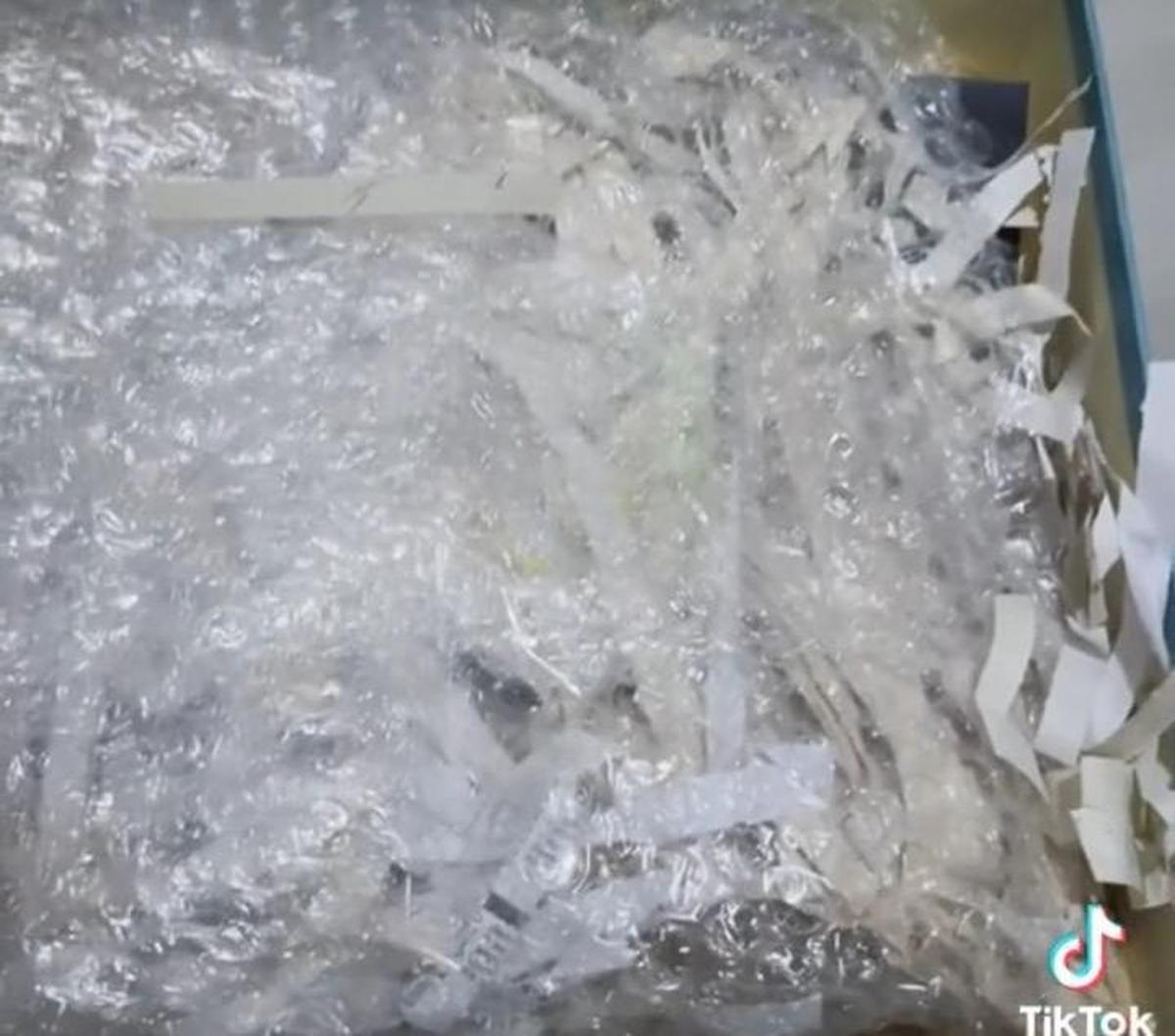 Saat dibuka, tampak souvenir ini dilengkapi bubblewrap dan potongan kertas untuk mengamankan souvenir yang memakai material kaca dari benturan agar tidak pecah.