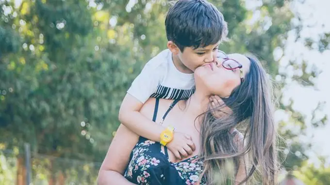 Anak mengekspresikan diri/copyright Unsplash.com/Alvaro Reyes