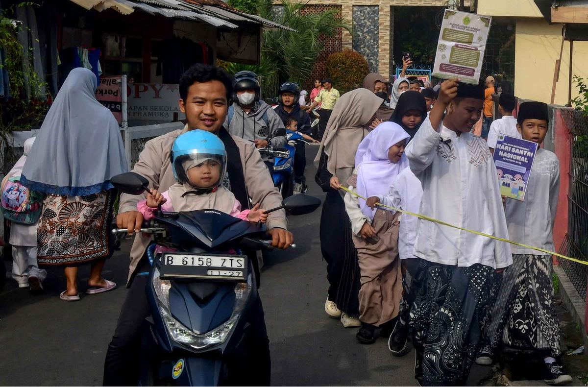 FOTO: Meriah! Siswa Merayakan Hari Santri dengan Doa dan Pawai Kebersamaan