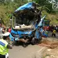 Bangkai bus maut Jakarta Wisata Transport berhasil diangkat dari jurang menggunakan derek di jalur alternatif Cikidang, Sukabumi, Jawa Barat, Minggu (9/9). Akibat kecelakaan bus masuk jurang tersebut, 21 orang dinyatakan tewas. (Merdeka.com/Arie Basuki)