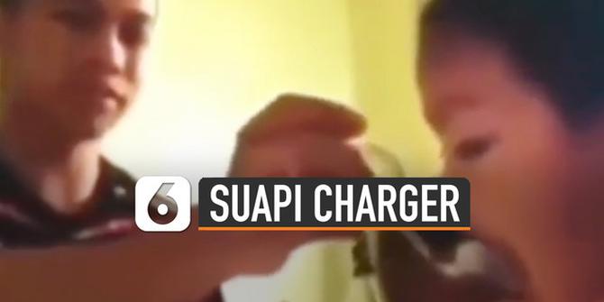 VIDEO: Kocak, Pemuda Prank Suapi Adiknya Makan dengan Kepala Charger
