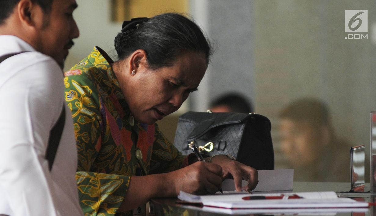 Irjen Kemenkeu Sumiyati mengisi buku tamu di Gedung KPK, Jakarta, Senin (26/8/2019). Sumiyati diperiksa sebagai saksi terkait kasus dugaan korupsi proyek pengadaan kapal yang merugikan negara Rp 179 miliar didua instansi Direktorat Jenderal Bea dan Cukai dan KKP. (merdeka.com/Dwi Narwoko)