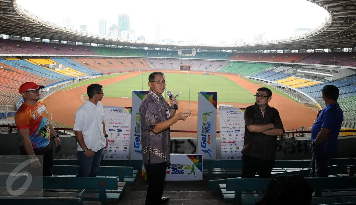 Pengelola GBK memberikan keterangan terkait kesiapan pelaksanaan Gelora Run 2016 di Stadion GBK Jakarta, Rabu (18/5/2016). Rencananya, Gelora Run 2016 akan digelar pada Minggu (22/6) dan diikuti sekitar 1500 peserta. (Liputan6.com/Helmi Fithriansyah)