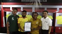 Pemain Bhayangkara FC, Saddil Ramdani, saat menandatangani kontrak pemain di Mess Bhayangkara, Jakarta, Sabtu (8/2). Saddil menjadi rekrutan terakhir Bhayangkara FC.(Bola.com/Yoppy Renato)