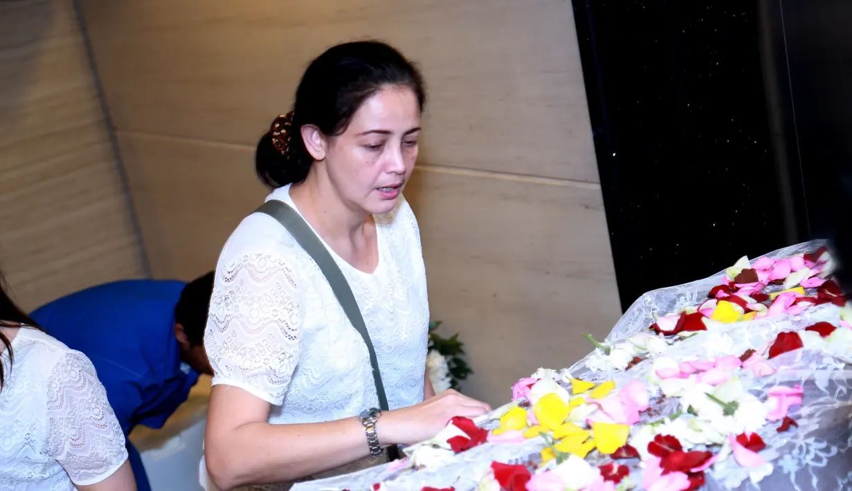 Inilah perjumpaan terakhir Roweina sebelum jasad James Sahertian dikremasi. (Wimbarsana/bintang.com)