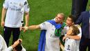 Pepe, Cristiano Ronaldo dan Luka Modric melakukan selfie usai menang melawan Atletico Madrid pada Final Liga Champions di San Siro Stadium, Milan, (29/5/2016) WIB. (AFP/Giuseppe Cacace)