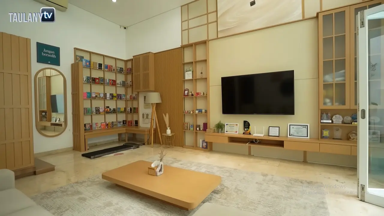 Potret Ruang Tamu Rumah Baru Natasha Rizky/ Youtube Taulany TV