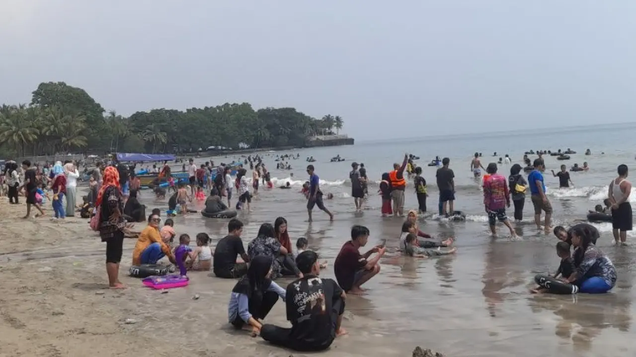 Wisatawan padati Pantai Anyer di Kabupaten Serang, Banten, beberapa waktu lalu.