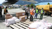 2,3 ton akat kesehatan untuk penanganan corona covid-19 di Papua tiba di Bandara Sentani, Kabupaten Jayapura. (Liputan6.com/Lanud Silas Papare/Katharina Janur)