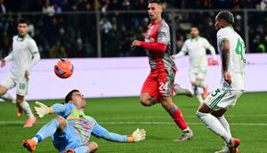 Bek Roma asal Brasil #43, Wesley (kanan), melepaskan tembakan dan mencetak gol ketiga timnya dalam pertandingan Serie A Italia antara US Cremonese dan AS Roma di Stadion Giovanni Zini di Cremona, Italia utara, pada 23 November 2025. (Piero CRUCIATTI/AFP)