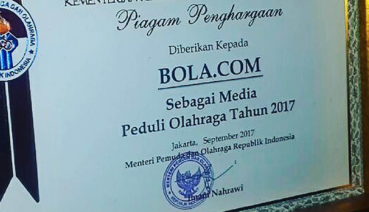 Media online, Bola.com, mendapat penghargaan pada acara perayaan Hari Olahraga Nasional ke-34 di Stadion Dr. H. M. Soebroto, Magelang, Sabtu (9/9/2017). Haornas tahun ini mengangkat tema "Olah Raga yang Menyatukan Kita". (Bola.com/Dorojatun)  