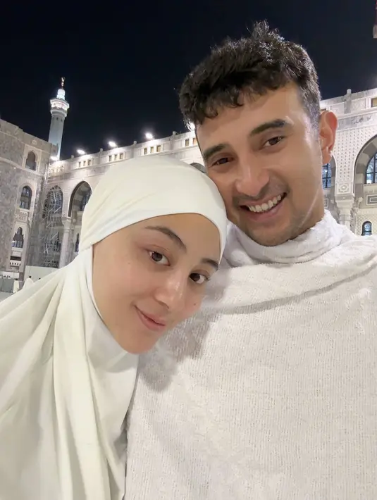 Banyak netizen yang menyoroti kebersamaan keduanya karena bisa menjalani umrah bareng. Tidak sedikit yang penggemar memiliki cita-cita untuk bisa menjalani umrah bersama pasangan seperti seleb ini di usia muda. (Liputan6.com/IG/@alisyakieb)