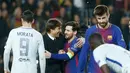 Pelatih Chelsea, Antonio Conte berjabat tangan sambil memeluk Lionel Messi usai pertandingan melawan Barcelona pada leg kedua babak 16 besar Liga Champions di stadion Camp Nou (14/3). Barcelona menang telak 3-0 atas Chelsea. (AFP Photo/Pau Barrena)