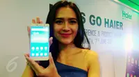 Model pegang Haier Leisure L7 di Jakarta, Rabu (7/6/2017). Liputan6.com/ Yuslianson