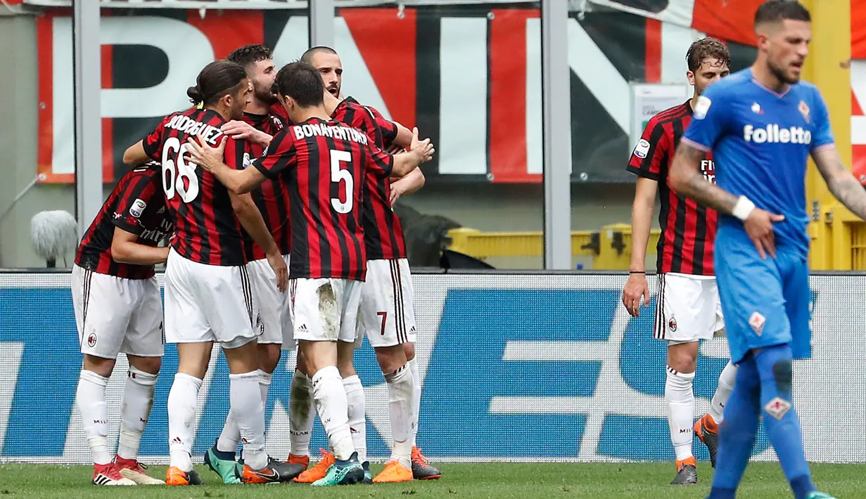 Penyerang AC Milan, Patrick Cutrone bersama rekan-rekannya berselebrasi usai mencetak gol ke gawang Fiorentina pada lanjutan Liga Serie A Italia di stadion San Siro (20/5). Rossoneri memastikan tiket ke Liga Europa. (AP Photo/Antonio Calanni)