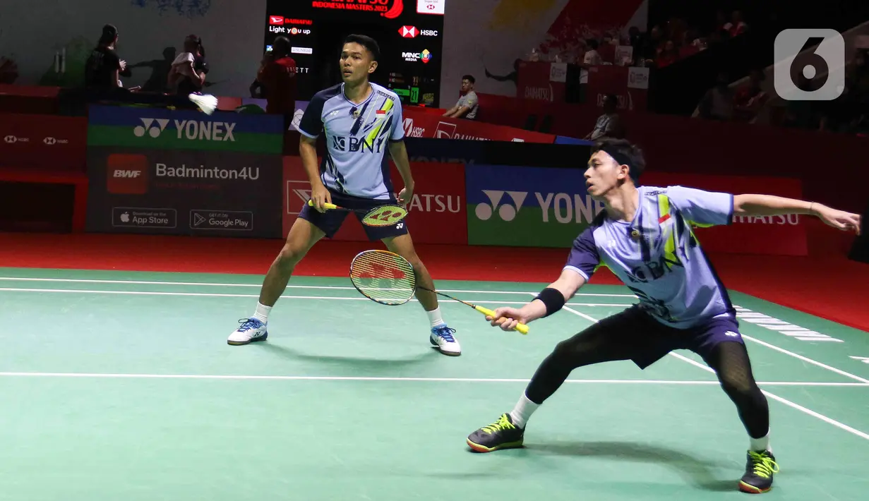 <p>Pebulu tangkis ganda putra Indonesia Fajar Alfian/Muhammad Rian Ardianto saat bertanding melawan pemain pebulu tangkis ganda putra Indonesia Pramudya Kusumawardana/Yeremia Rambitan pada babak 32 besar turnamen Daihatsu Indonesia Masters 2023 di Istora Senayan, Jakarta, Selasa (24/1/2023). Fajar Alfian/Muhammad Rian Ardianto menang atas Pramudya Kusumawardana/Yeremia Rambitan dengan skor 18-21, 21-14, dan 21-10. (Liputan6.com/Herman Zakharia)</p>