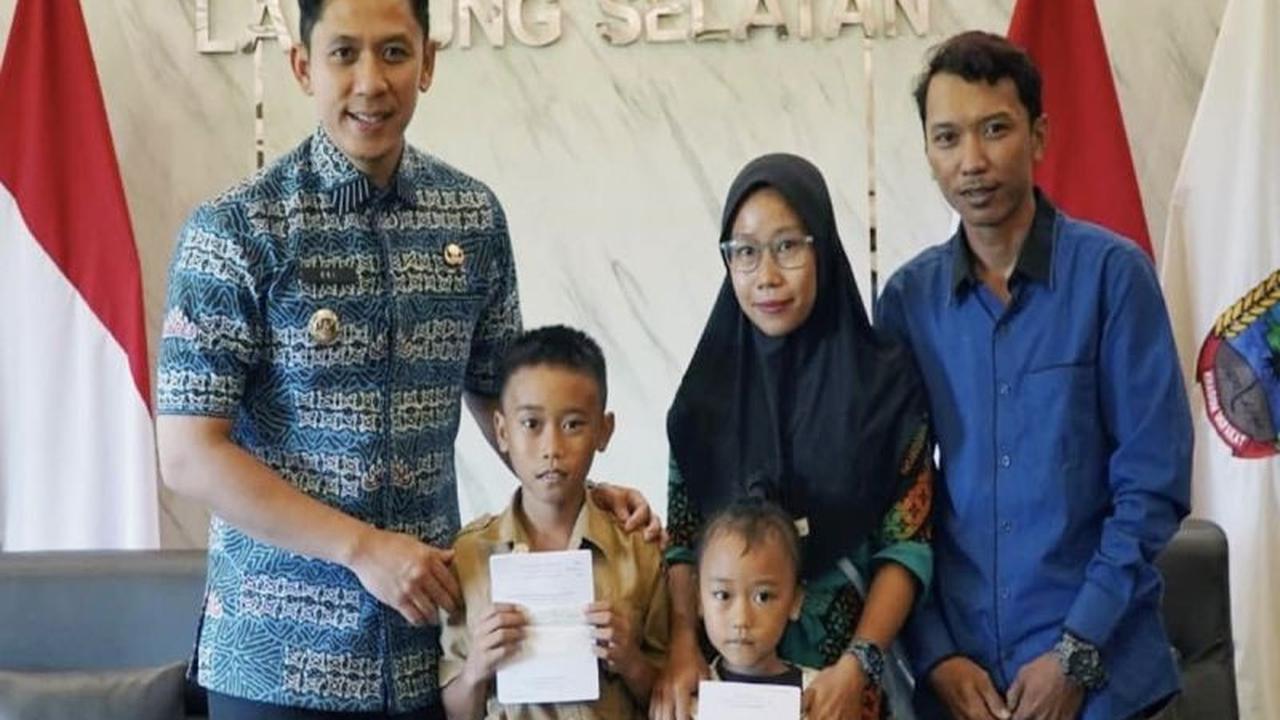 Kisah Inspiratif: Bocah Pemberani Panjat Tiang Bendera 10 Meter Kini Raih Beasiswa Penuh, Ini Detail Beasiswa Bocah Panjat Tiang Bendera!