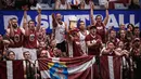 Reaksi para pendukung Latvia setelah pemain mereka dilanggar saat laga kedua Grup H Piala Dunia FIBA 2023 antara Latvia melawan Prancis di Indonesia Arena, Senayan, Jakarta, Minggu (27/08/2023). (Bola.com/Bagaskara Lazuardi)