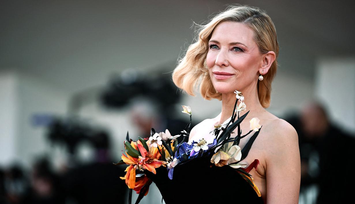Aktris Australia Cate Blanchett saat tiba untuk pemutaran film 'Tar' pada ajang Venice Film Festival 2022 di Venesia, Italia, 1 September 2022. Cate Blanchett tak pernah mengecewakan saat menghadiri Venice Film Festival 2022. (Tiziana FABI/AFP)