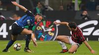 Pemain Inter Milan, Danilo D'Ambrosio berebut bola dengan pemain AC Milan, Giacomo Bonaventura pada pekan kedelapan Liga Italia di Stadion Giuseppe Meazza, Minggu (15/10). Gol Inter Milan diborong oleh Mauro Icardi, 3-2. (AP/Antonio Calanni)