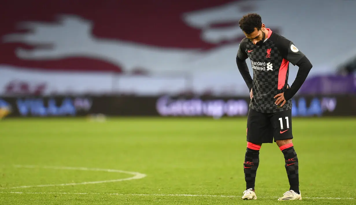 Pemain Liverpool Mohamed Salah tertunduk usai pemain Aston Villa Jack Grealish mencetak gol ke gawangnya pada pertandingan Liga Premier Inggris di Stadion Villa Park, Birmingham, Inggris, Minggu (4/10/2020). Aston Villa mengalahkan Liverpool 7-2. (Peter Powell/Pool via AP)