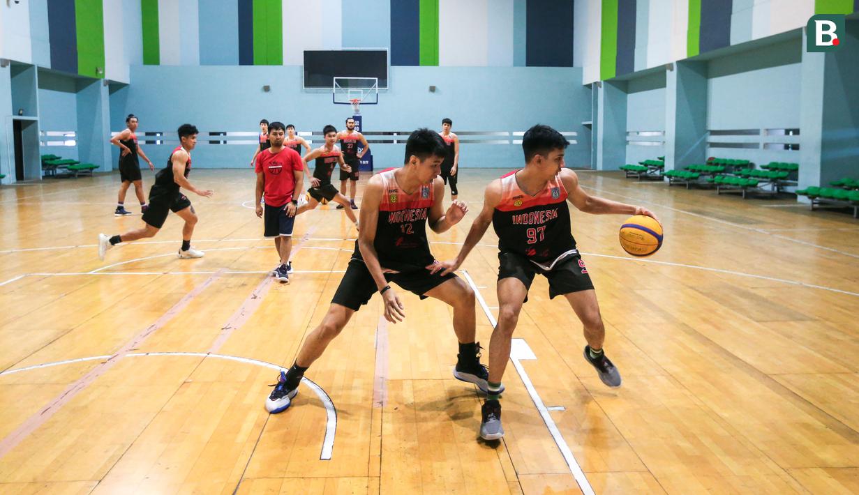Pemain Timnas Basket 3x3 Indonesia, Ikram Fadhil (kanan) berebut bola dengan Agus Salim saat melakukan pemusatan latihan menjelang SEA Games 2023 di GBK Arena, Senayan, Jakarta, Sabtu (08/03/2023). Skuad asuhan Fandi Andika Ramadhani melakukan dua tahap TC, yaitu 5-19 April dan 26 April-3 Mei sebelum menentukan empat pemain yang akan dibawa ke SEA Games 2023. (Bola.com/Bagaskara Lazuardi)