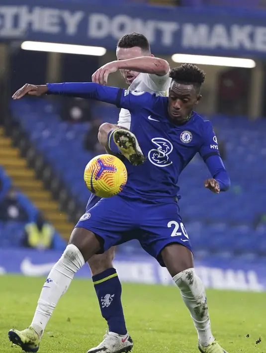 Penyerang Chelsea, Callum Hudson-Odoi  berusaha mengontrol bola dari kawalan pemain Aston Villa, John McGinn pada pertandingan lanjutan Liga Inggris di Stamford Bridge, London, Selasa (29/12/2020). (John Walton/Pool via AP)
