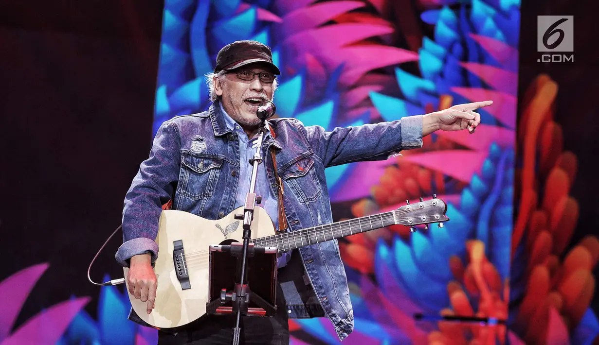 Penampilan Iwan Fals dalam malam puncak Hut SCTV ke-28 di ICE BSD, Tangerang, Jumat (24/8). Dalam penampilannya Iwan Fals membawakan lagu berjudul "Buku ini aku pinjam" dan "Mata Indah Bola Pimpong". (Liputan6.com/Faizal Fanani)