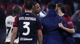 Usai laga Liga Italia yang dimenangkan AC Milan 1-0 atas tuan rumah Cagliari (20/3/2022), Kiper AC Milan, Mike Maignan mendapat perlakuan rasisme dari suporter garis keras Cagliari yang meneriaki dan melempar botol ke arahnya. (La Presse via AP/Alessandro Tocco)