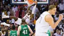 LeBron James melakukan aksi dunk di kuarter kedua (Jason Miller / GETTY IMAGES NORTH AMERICA / AFP)