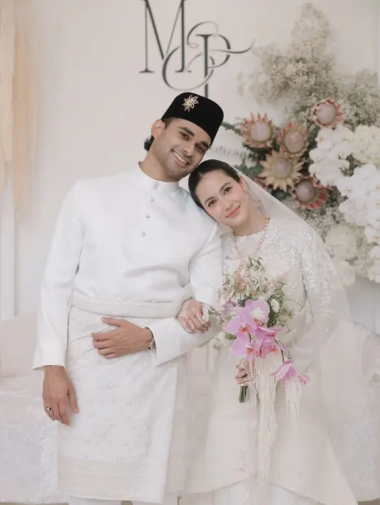 Momen spesial tersebut menjadi sorotan banyak orang, terutama karena penampilan Pevita yang memukau dengan riasan yang sempurna. [@pevpearce/@andisoon]