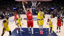 Ivica Zubac #40 dari LA Clippers melakukan dunk di depan Dorian Finney-Smith #17 dari Los Angeles Lakers selama kemenangan Lakers 122-97 di Intuit Dome pada tanggal 04 Februari 2025 di Inglewood, California. (Harry How/Getty Images/AFP)