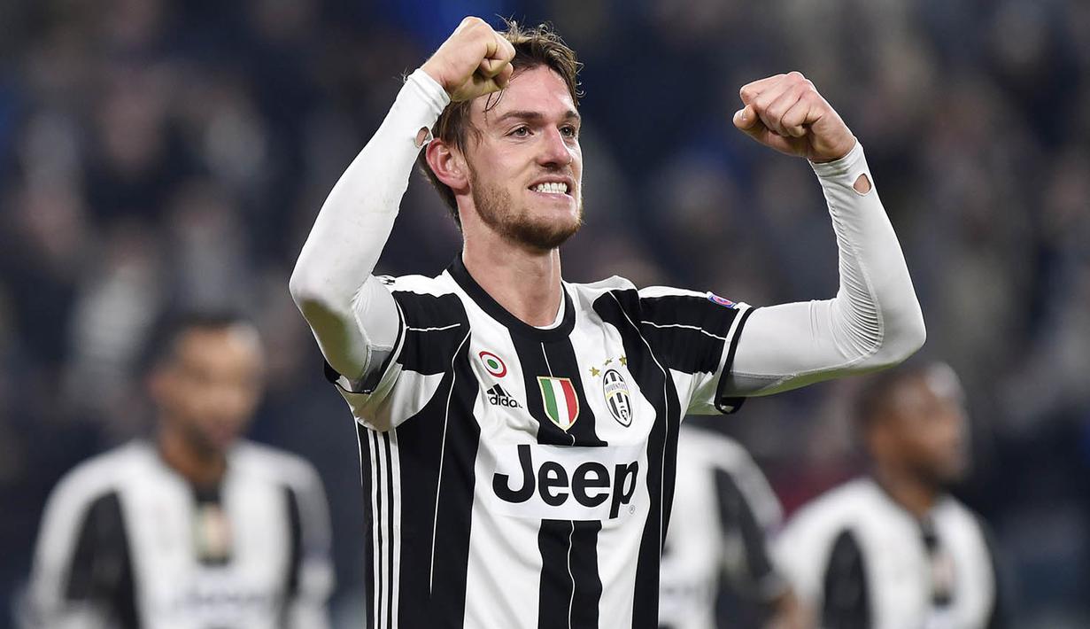 Bek Juventus, Daniele Rugani, merayakan gol yang dicetaknya ke gawamh Dinamo Zagreb. Kemenangan ini membuat Juve keluar sebagai juara Grup H Liga Champions. (Reuters/Giorgio Perottino)
