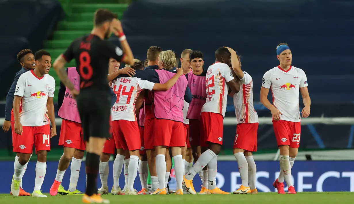 Pemain RB Leipzig merayakan kemenangan atas Atletico Madrid pada perempat final Liga Champions 2019/2020 di Estadio Jose Alvalade, Jumat (14/8/2020) dini hari WIB. RB Leipzig menang 2-1 atas Atletico Madrid. (AFP/Miguel A. Lopes/pool)