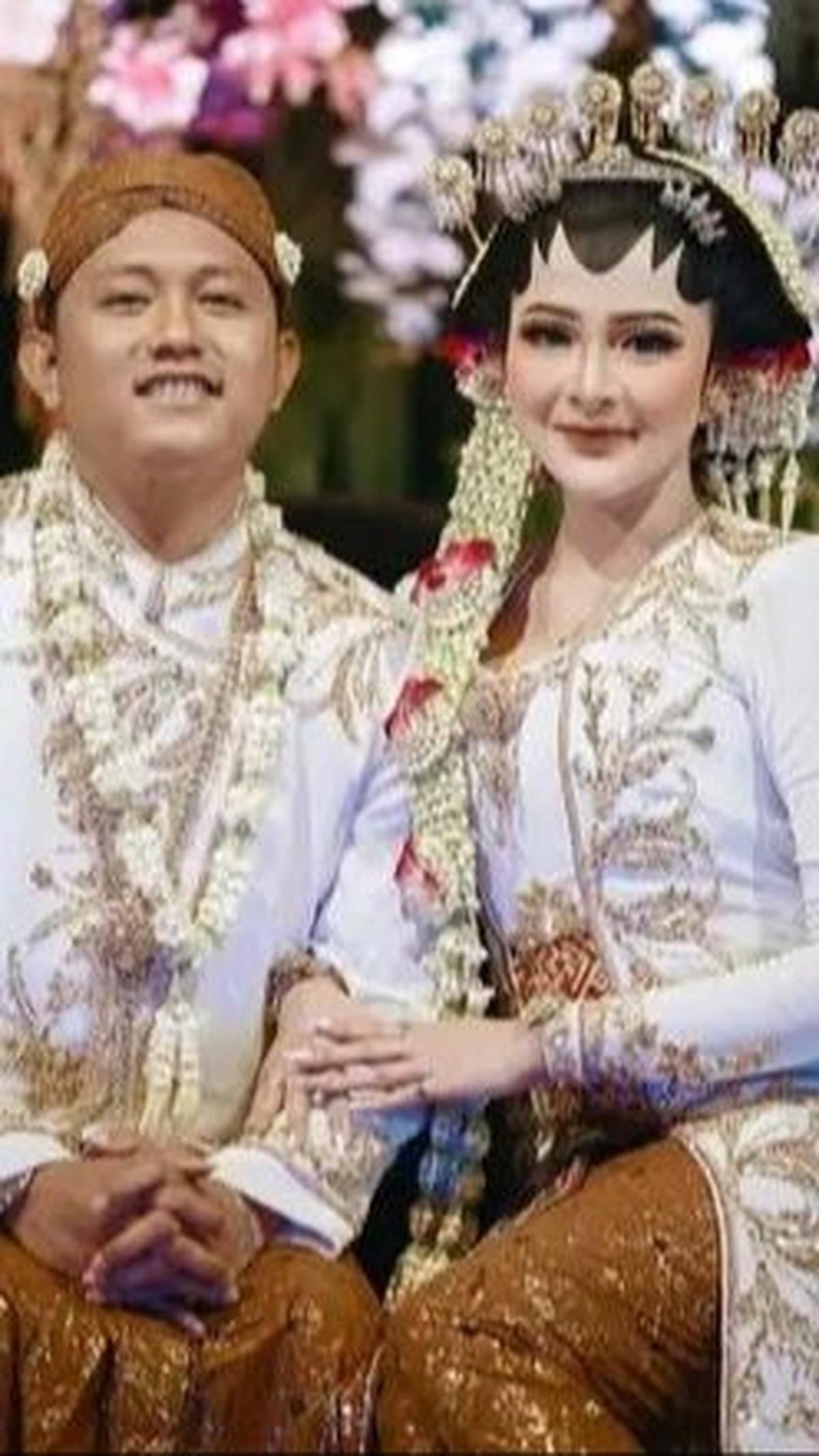 Penyanyi Denny Caknan belum lama ini mengumumkan dirinya membangun bisnis properti berupa perumahan subsidi. Denny bersama istrinya, Bella Bonita memilih menamai bisnisnya ini dengan nama putrinya, Griya Cundamani.