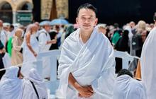 Momen Ruben Onsu Berpakaian Ihram di Depan Ka'bah, Panjatkan Doa Penuh Khusyuk Hingga Menangis
