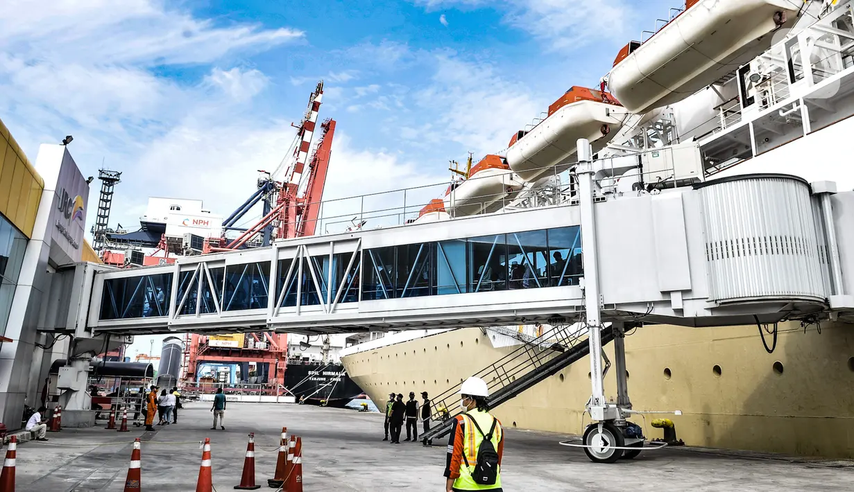 Kapal KM Dorolonda yang membawa penumpang tujuan Bitung-Tanjung Priok saat tiba di Pelabuhan Tanjung Priok, Jakarta, Selasa (22/12/2020). Para penumpang kapal diwajibkan menunjukkan surat keterangan hasil rapid test yang sebelumnya dilakukan di kota asal. (merdeka.com/Iqbal S. Nugroho)