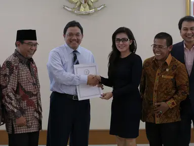 Ketua Pansus Rieke Dyah Pitaloka (ketiga kanan) berjabat tangan dengan anggota BPK Achsanul Qosasi seusai menyerahkan surat permintaan audit investigasi terhadap kasus Pelindo II di Gedung BPK, Jakarta, Senin (16/11). (Liputan6.com/Faizal Fanani)