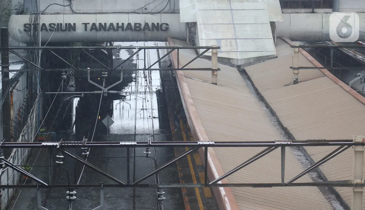 Suasana Stasiun kereta Tanah Abang, Jakarta, Rabu (1/1/2020). Hujan yang mengguyur Jakarta sejak Selasa sore (31/12/2019) mengakibatkan rel terendam dan perjalanan kereta dari dan ke Stasiun Tanah Abang dihentikan sementara. (Liputan6.com/Helmi Fithriansyah)